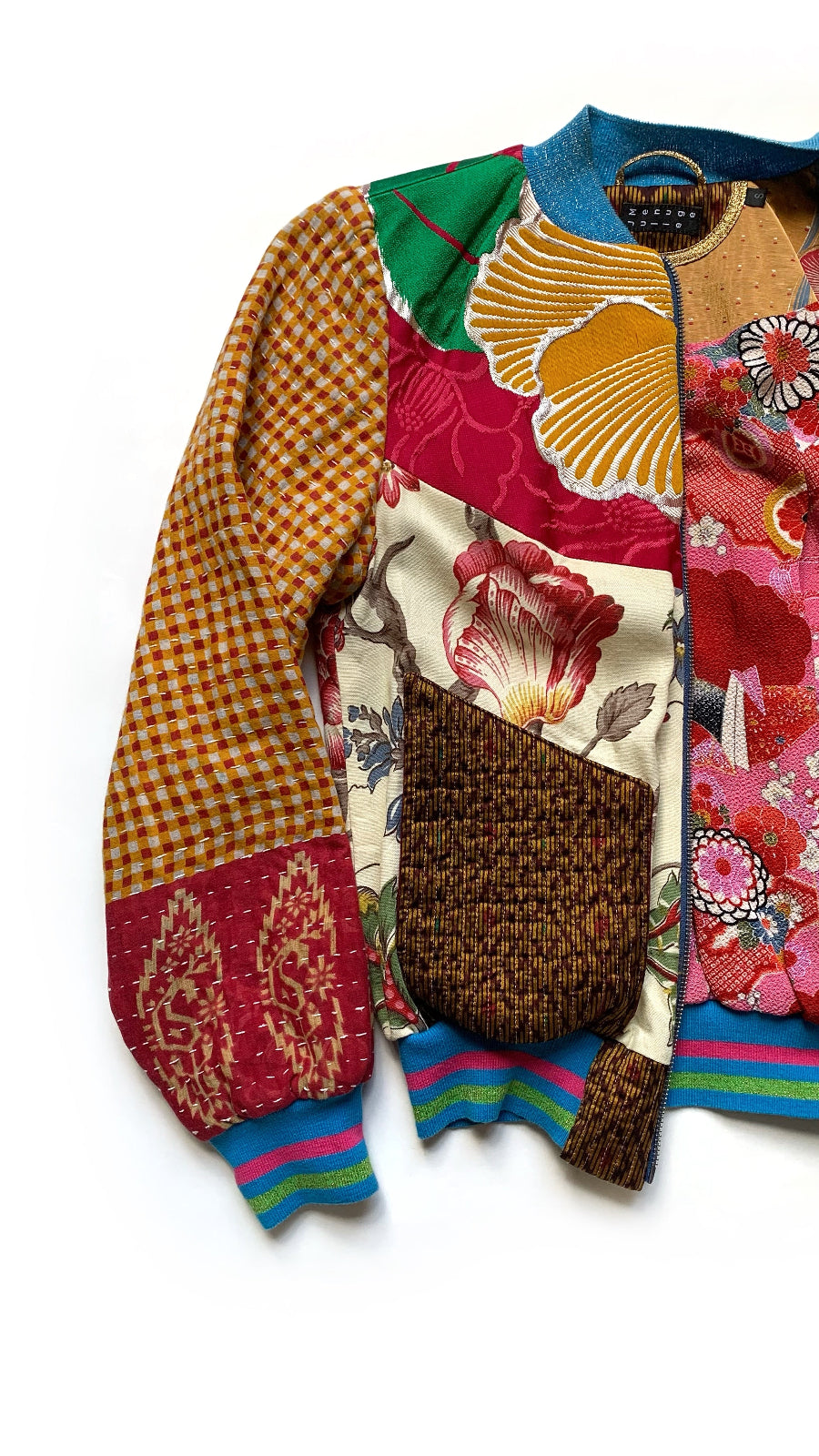 veste bomber réversible avec tissus artisanaux et vintage asiatiques et européens, couleurs rose, jaune et bleu avec des motifs floraux.