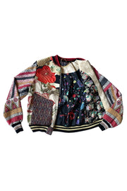 veste bomber réversible patchwork de tissus artisanaux, ouverte sur l'avant laissant entrevoir la doublure imprimée à motifs japonais et motifs cosmiques.