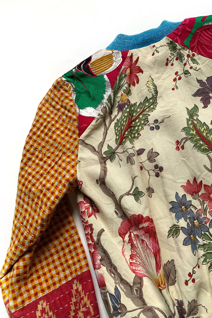 veste bomber réversible patchwork de tissus à fleurs et géométriques, vintage et artisanaux Asiatiques et Européens. Détails des motifs de dos.